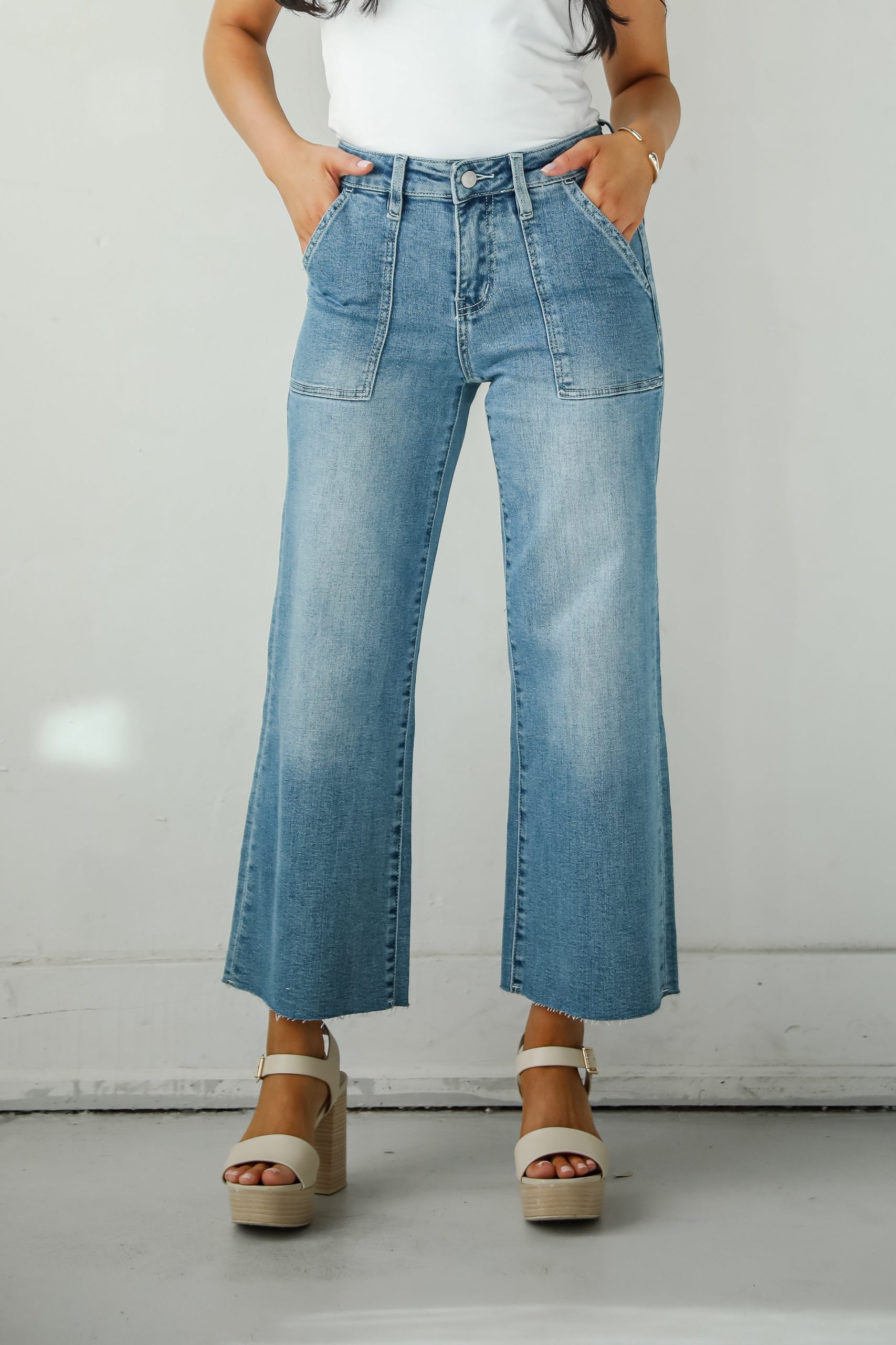 shopdressup_medium_wash_wide_leg_jeans-4_82322e82-084c-4796-bab2-ceb71108f40d.jpg